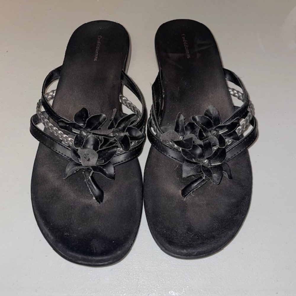 PRICE REDUCED Croft&Barrow Women's Leather Flower small wedge flip flops size 10
